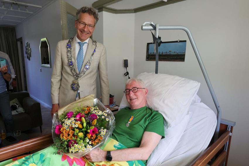 Burgemeester Dijsselbloem en Pim Bollen na uitreiking van het lintje.