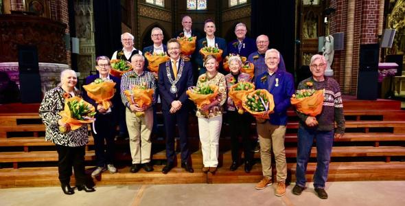 Groepsfoto van de burgemeester met de Eindhovenaren die een lintje ontvingen in 2024.