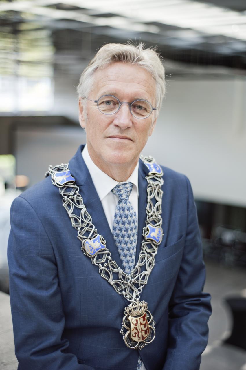 Portretfoto burgemeester Jorritsma met ambtsketen 2.