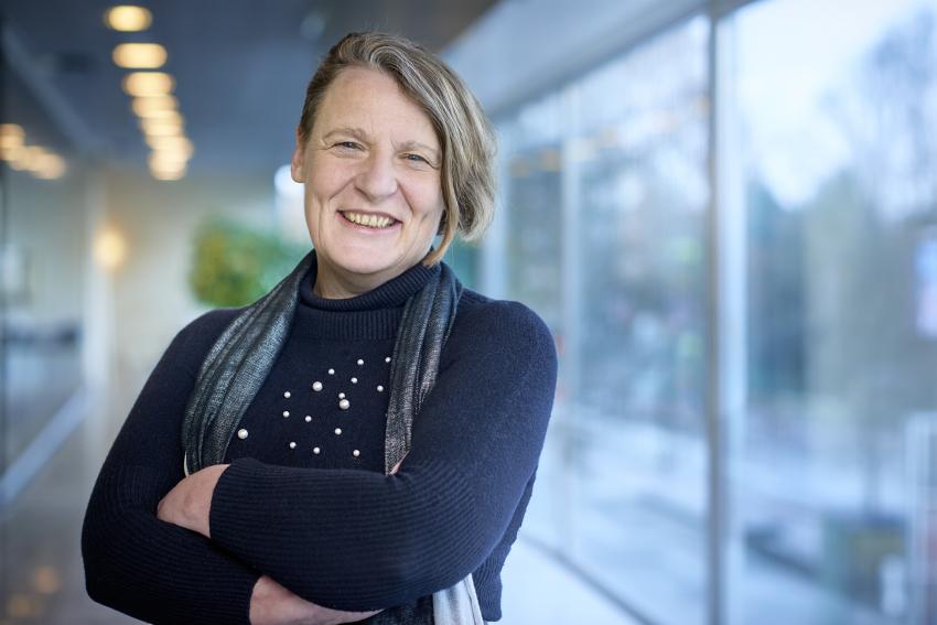 Wethouder Mary-Ann Schreurs staand