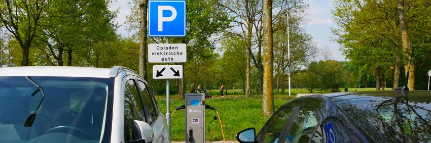 Laadpalen op parkeerplaats voor elektrische auto's.