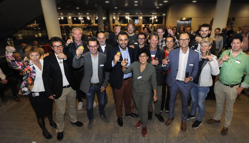 Het projectteam Boeiende Binnenstad toost samen met wethouder Yasin Torunoglu op een mooie en gezonde toekomst van de Eindhovense binnenstad.