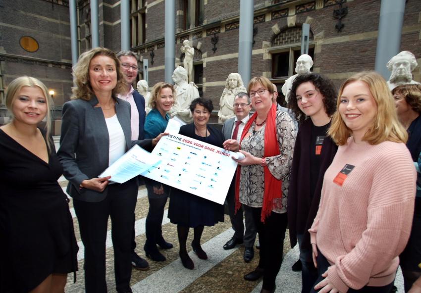 Petitie ondertekening 'Zorg voor onze jeugd!'