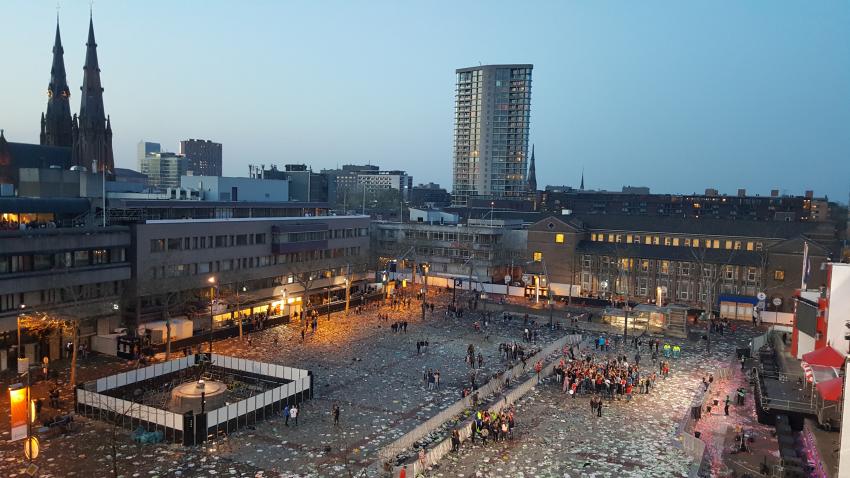 Het Stadhuisplein na de huldiging van PSV