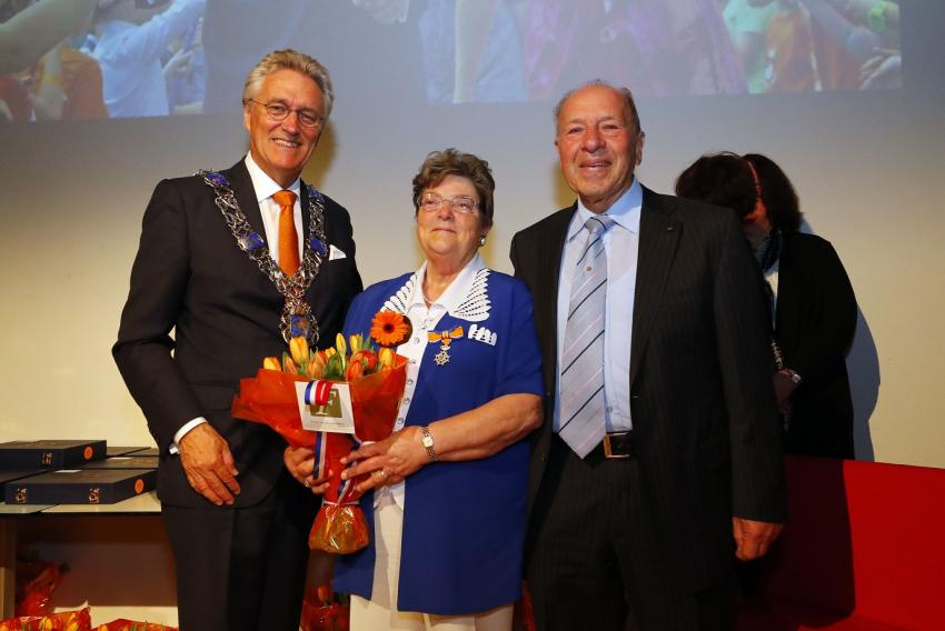 Agnes Goossens - Donders ontvangt lintje