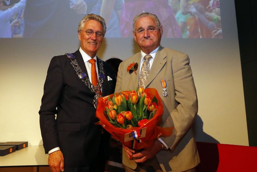 De heer Cor Engels ontvangt lintje