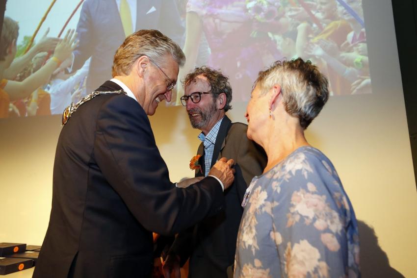 De heer Ferd Daudey ontvangt lintje