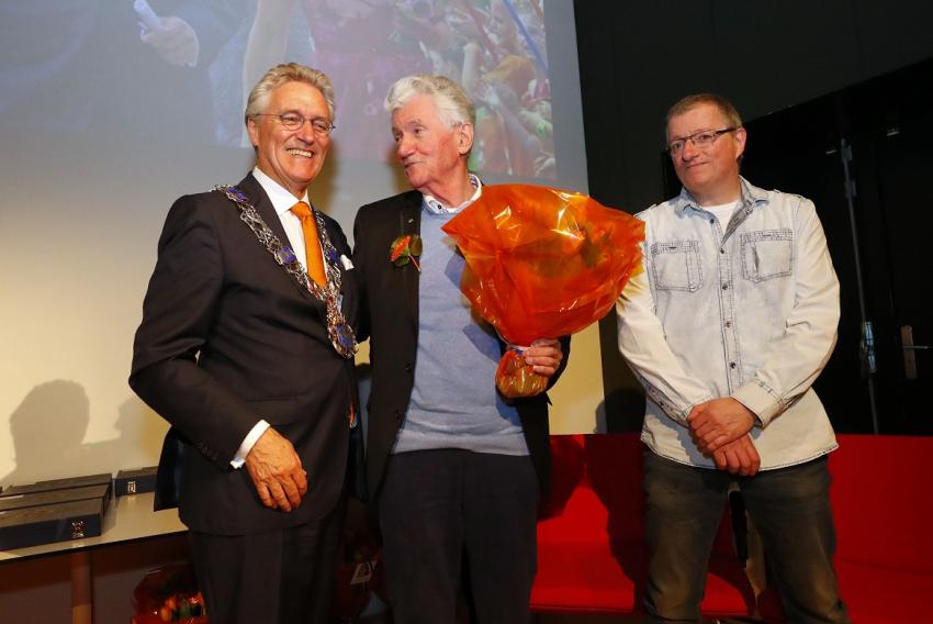 Frans Booij Lieuwes ontvangt lintje