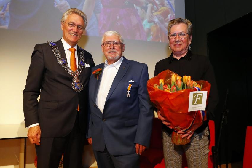 De heer Frans van de Laar ontvangt lintje