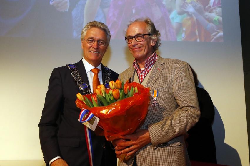 De heer Ger Wassink ontvangt lintje