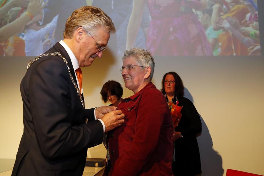 Hanneke Plugers ontvangt lintje