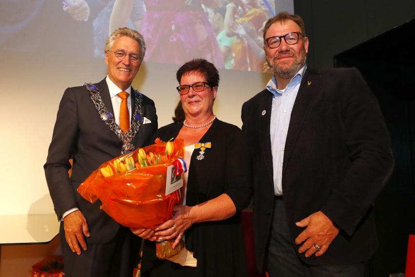 Marijke Leurs - van den Enden ontvangt lintje