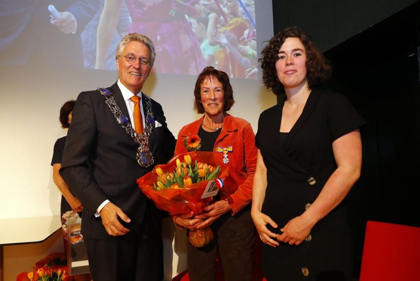 Mevrouw Mieke le Nobel - Geursen ontvangt lintje