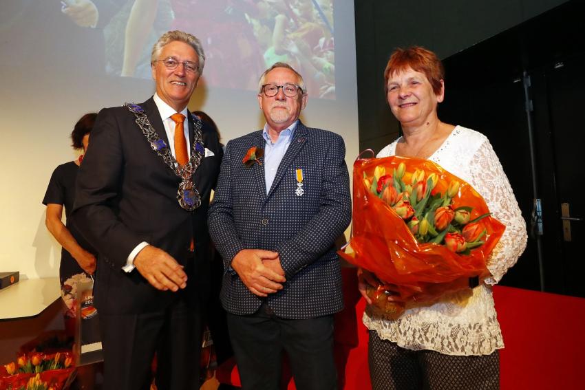 De heer Riny Bouwmans ontvangt lintje