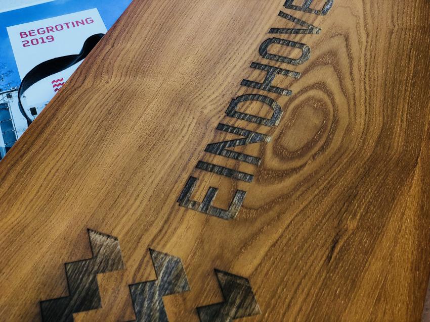 Houten koffertje met daarin de gemeentebegroting