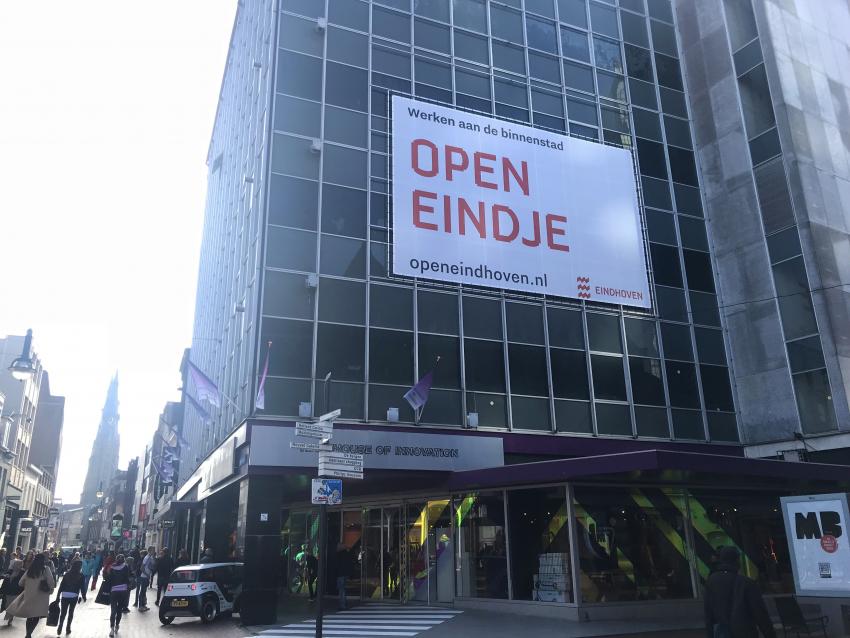 Affiche met Open Eindhoven aan het gebouw van de voormalige V&D
