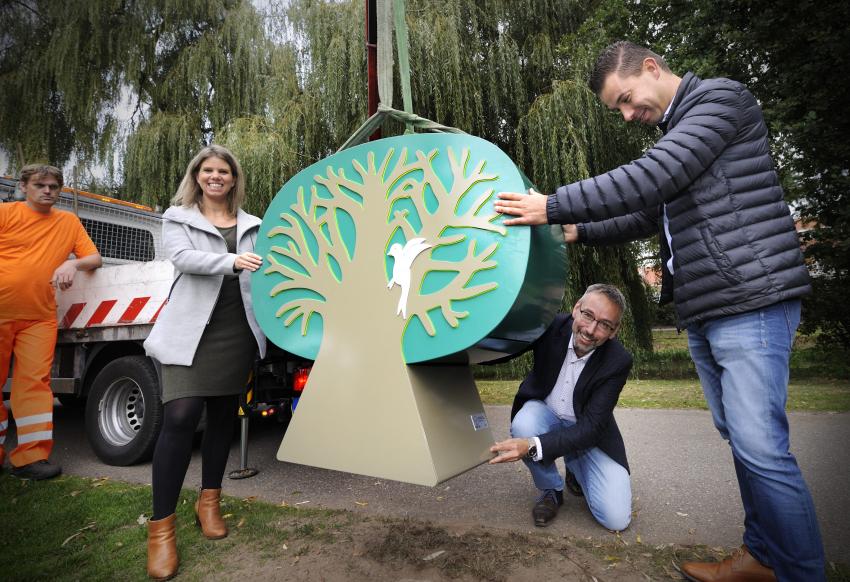 Van links naar rechts: Francien Fleuren, wethouder Jan van der Meer en Marcel Lamers