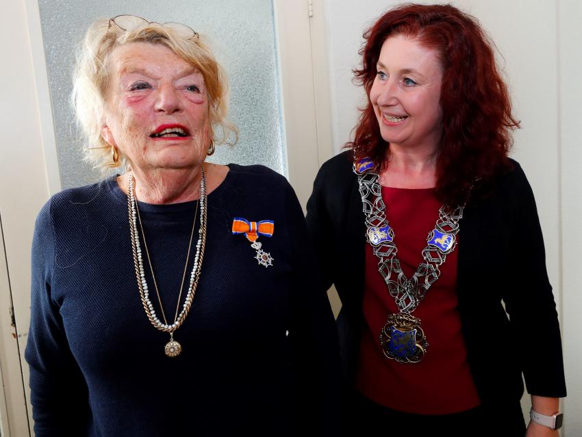 Marjolein Katz-van Buuren (met lintje) en locoburgemeester Renate Richters