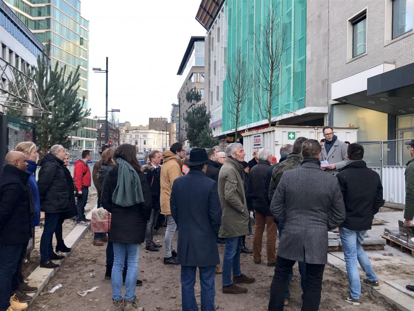Een groep mensen wordt rondgeleid over de nieuwe Vestdijk
