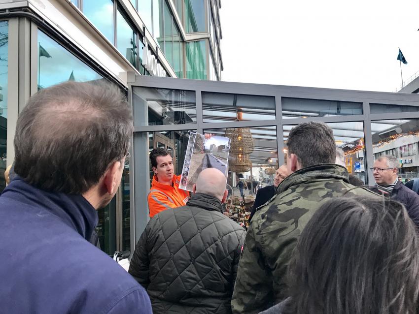 Een groep mensen wordt rondgeleid over de nieuwe Vestdijk