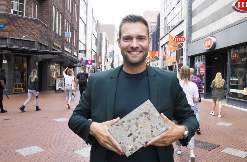 Wethouder Rik Thijs met de nieuwe steen