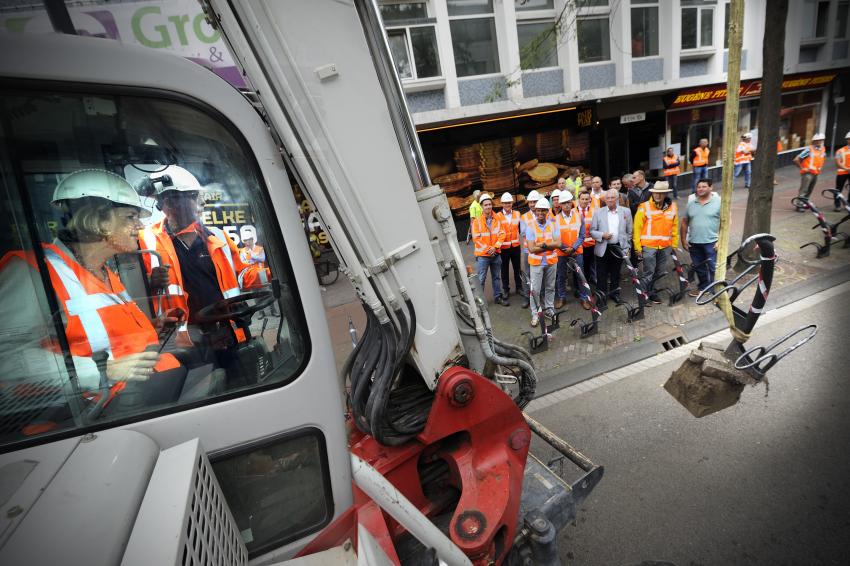 Wethouder List verwijdert een fietsenrek met een graafmachine