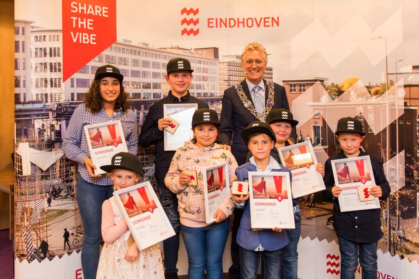 7 kinderen kregen een lintje van burgemeester Jorritsma