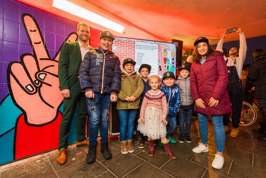 Wethouder Rik Thijs samen met 7 kinderen die een Jeugdlintje kregen