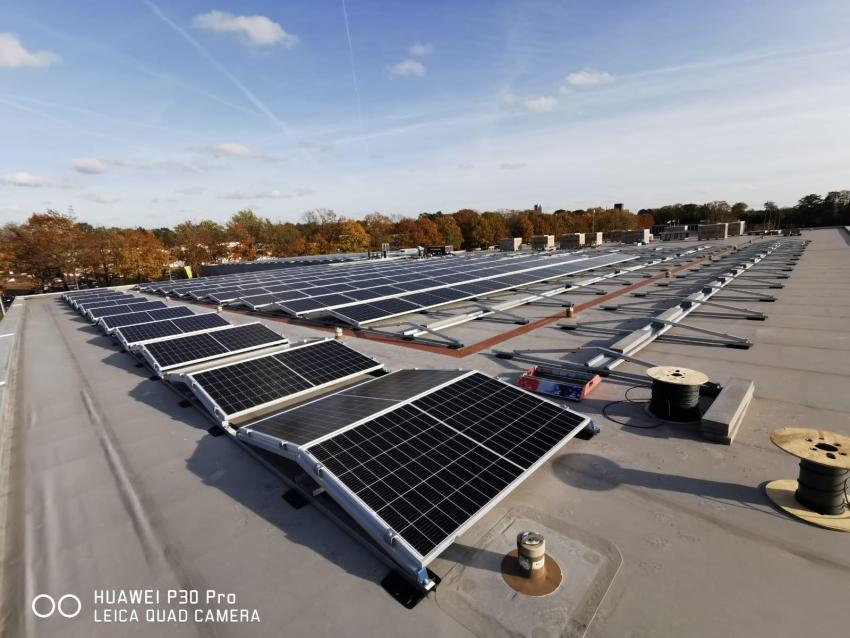 Zonnepanelen op het dak van een tennishal