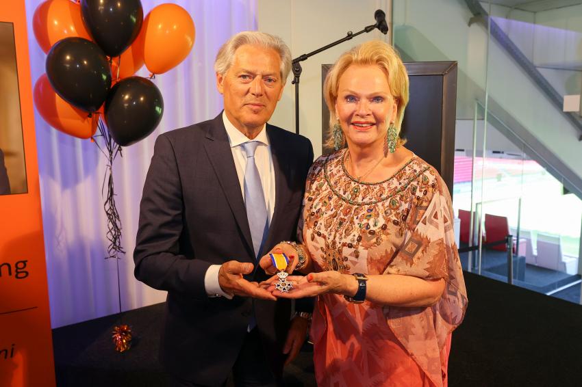 Toon de Koning en zijn vrouw tonen de koninklijke onderscheiding