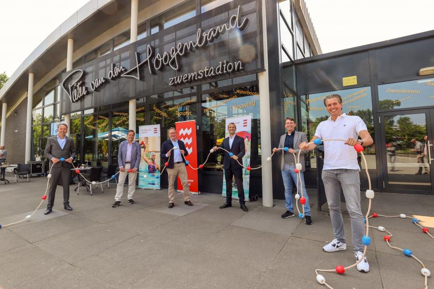 van links naar rechts voor het zwemstadion: Michel Reinders, Jeroen de Leeuw, Aschwin Lankwarden, Stijn Steenbakkers, Roald van der Vliet en Pieter van den Hoogenband