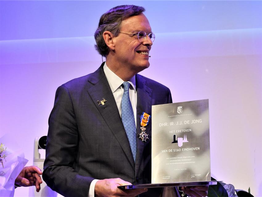 Hans de Jong toont zijn koninklijk lintje en ereteken