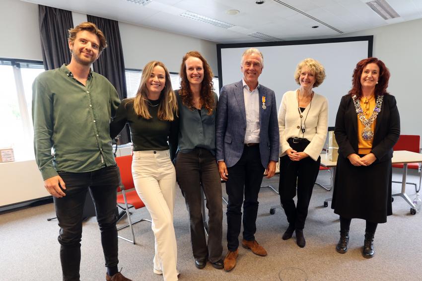 Ed Berends met koninklijke onderscheiding naast zijn trotse familie en locoburgemeester Richters