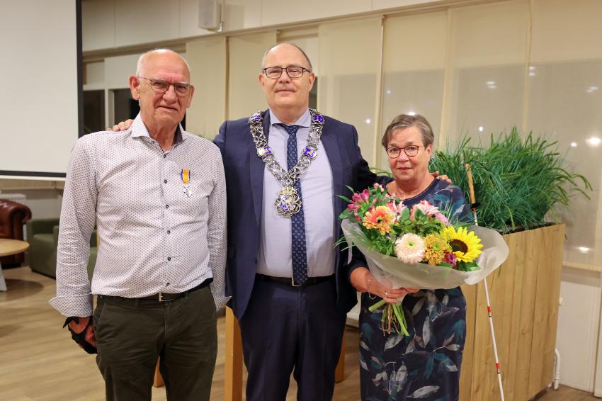 Locoburgemeester Marcel Oosterveer staat tussen Jan Bax en zijn vrouw