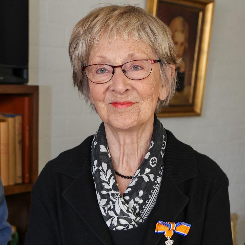 Portret van Hanna van der Linden-Hendriks met haar koninklijk lintje