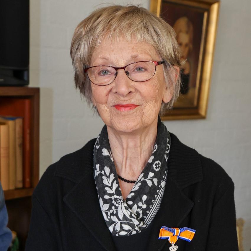 Portret van Hanna van der Linden-Hendriks met haar koninklijk lintje