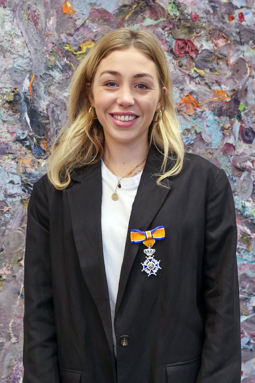 Laura Nunnink toont trots haar lintje