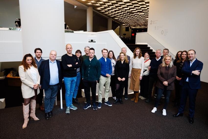 groepsfoto met vertegenwoordigers van de 11 evenementenorganisaties die de Green Deal hebben ondertekend.