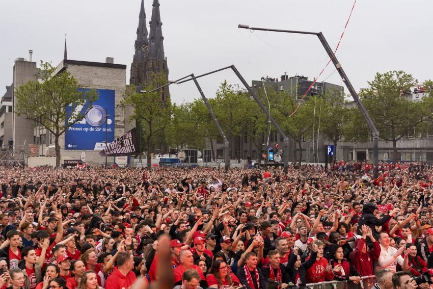 PSV supporters op het stadhuisplein in Eindhoven