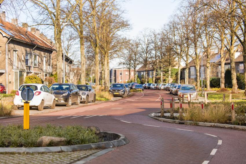 foto van een rood slingerend fietspad