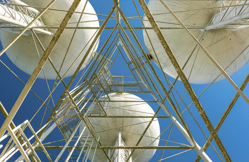 De bollen van de watertoren van Quist gezien van onderaf