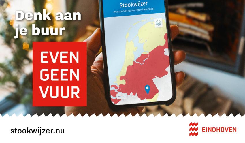 Afbeelding van een smartphone met daarop de pagina Stookwijzer.nu geopend. Ernaast staat de tekst ''Denk aan je buur, even geen vuur'', en de website www.stookwijzer.nu, klik voor een vergroting