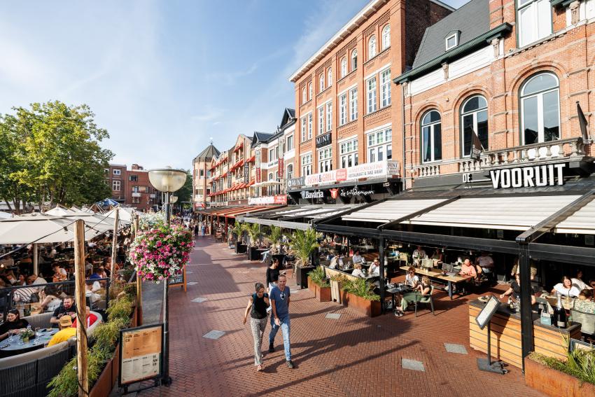 Foto van een rijtje horecalocaties op de Markt