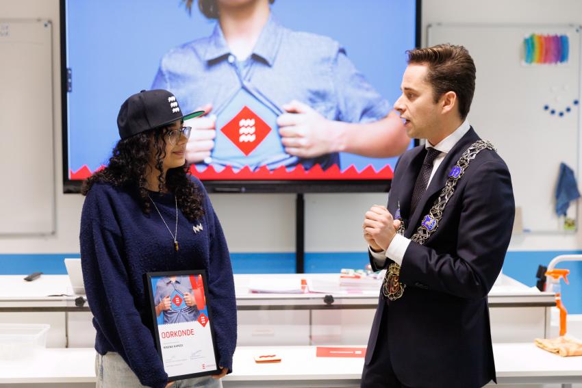 Nigina Hamidi samen met wethouder Remco van Dooren