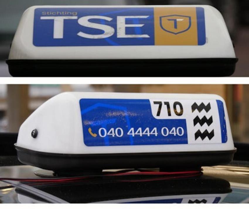 Op deze afbeelding staan de taxibordjes weergegeven van Taxi Service Eindhoven, klik voor een vergroting