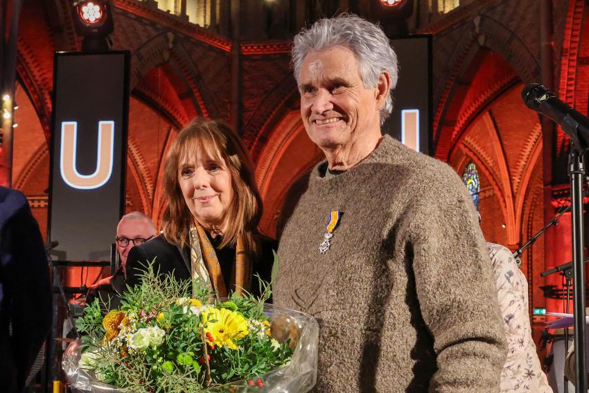 Een stralende Hugo van Rooij en zijn vrouw na ontvangst van een koninklijk lintje.