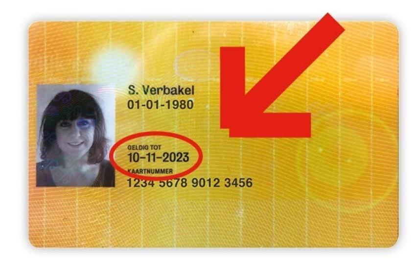 Op deze afbeelding staat een foto van een ov-chipkaart afgebeeld.