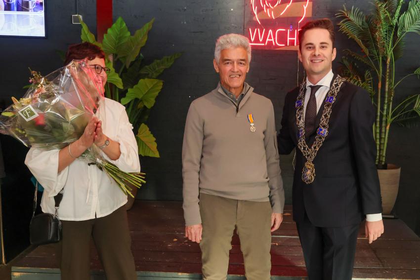 Mart de Ruijter en locoburgemeester Remco van Dooren rechts naast hem.