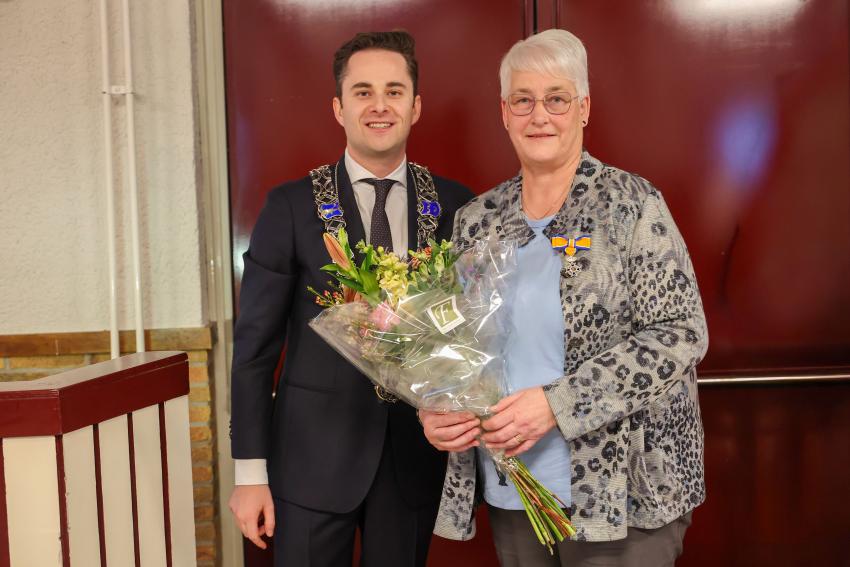 Chrisla van de Kerkhof-Hoeijmans met links naast haar locoburgemeester Remco van Dooren