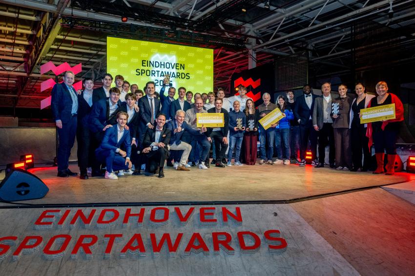 Overzichtsfoto met alle winnaars van de SportAwards op het podium